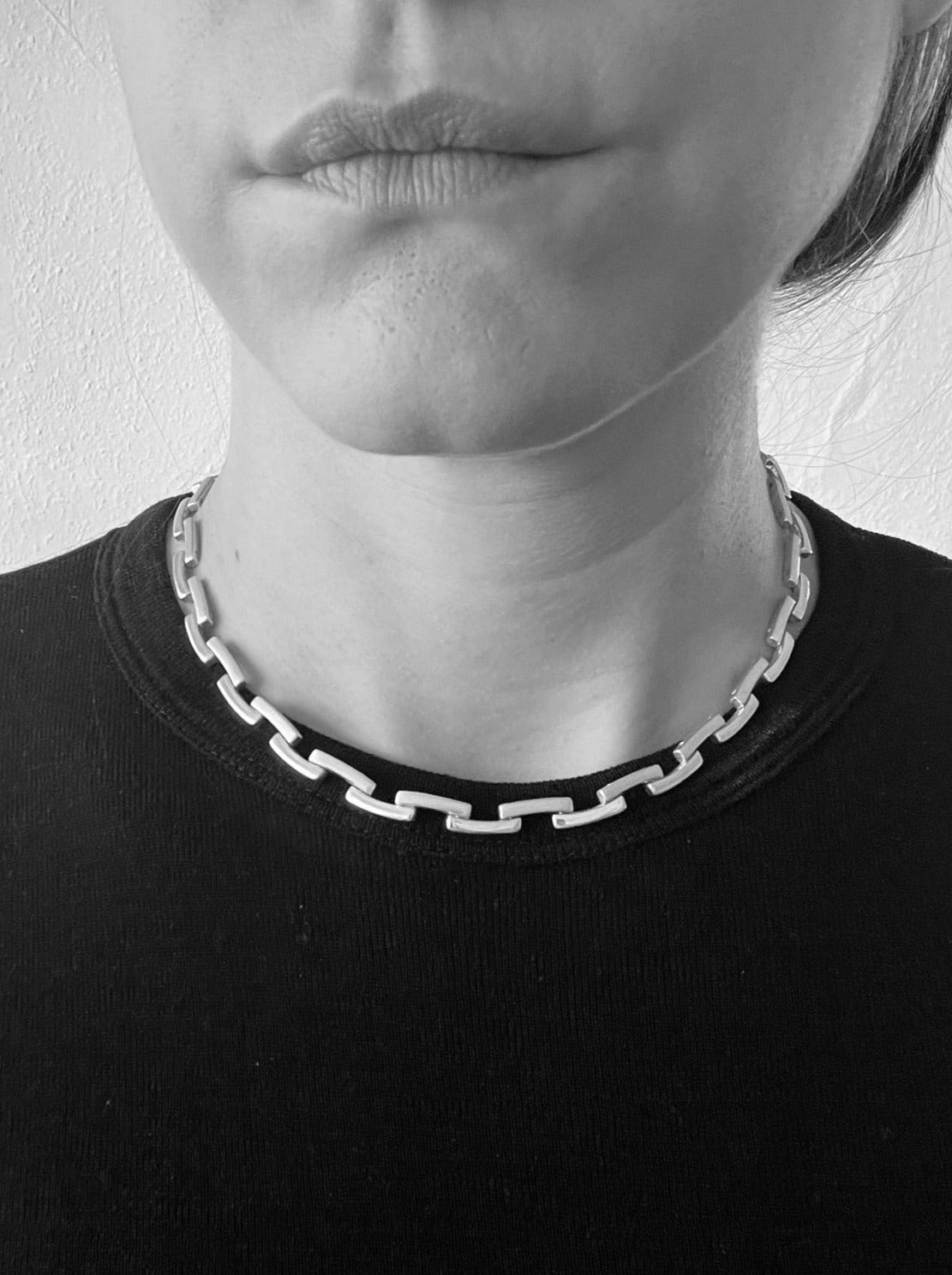 SHIFTED LINE CHOKER NECKLACE
